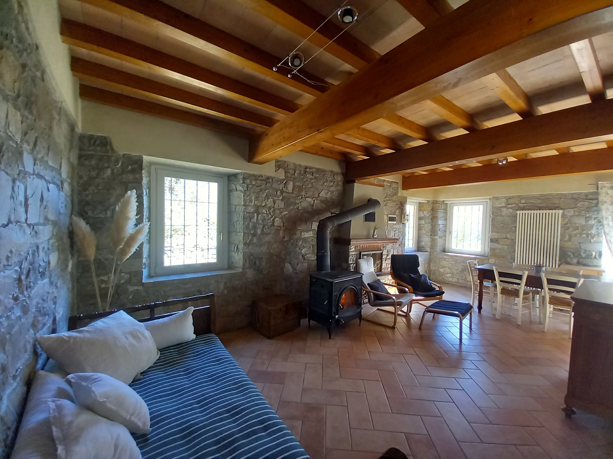 Salotto con travi in pietra