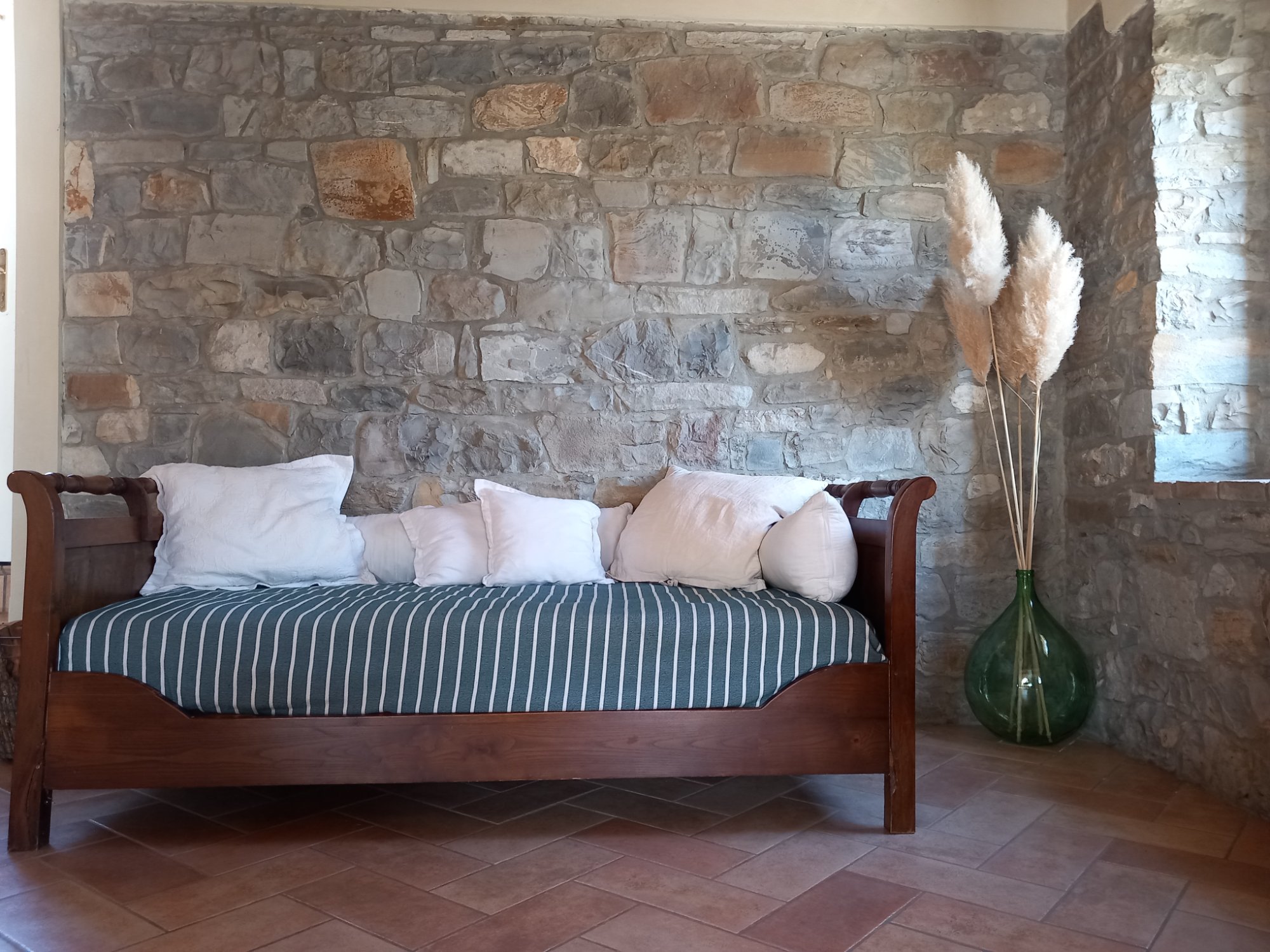 Divano con parete in pietra