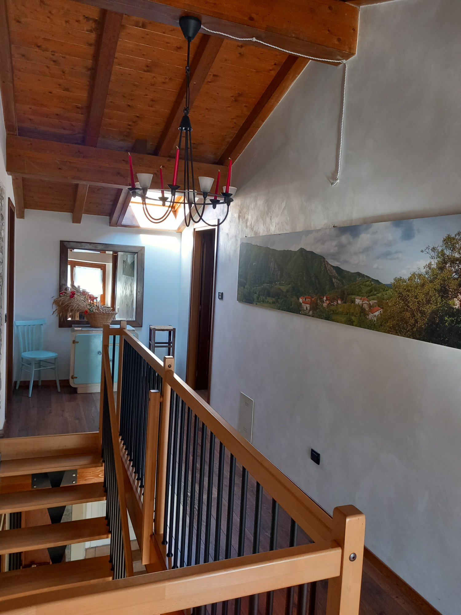 Corridoio primo piano con lampadario