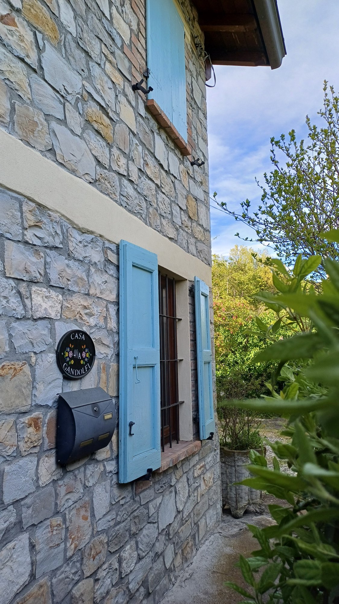 Facciata con persiane azzurre