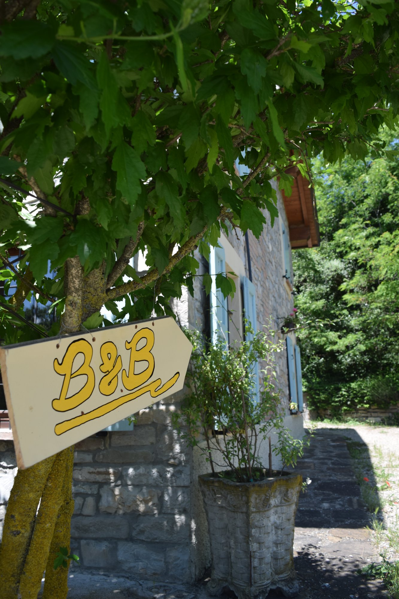 Insegna B&B con facciata in pietra