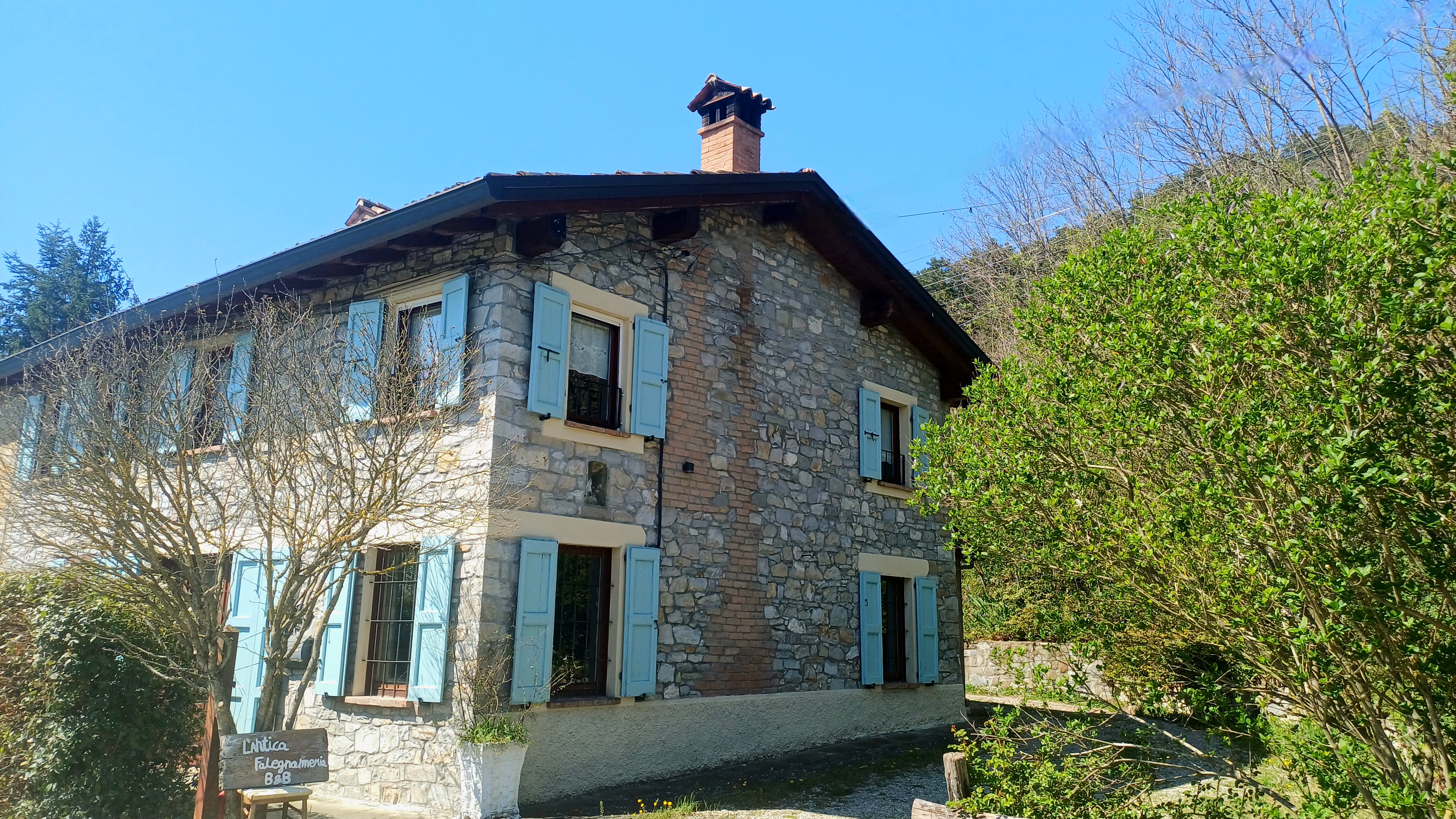 Casa tra gli alberi in primavera
