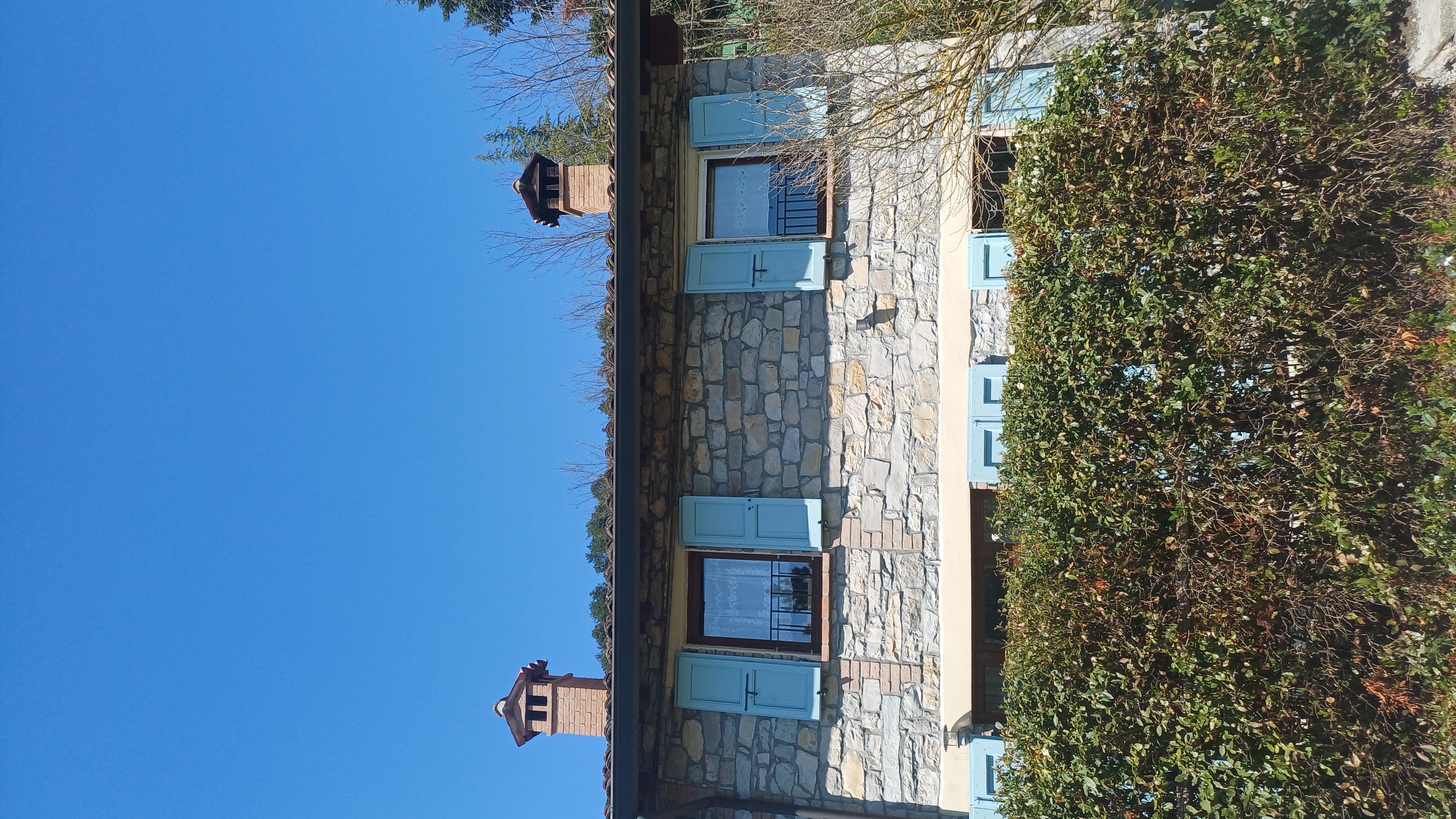 Facciata con persiane azzurre in primavera