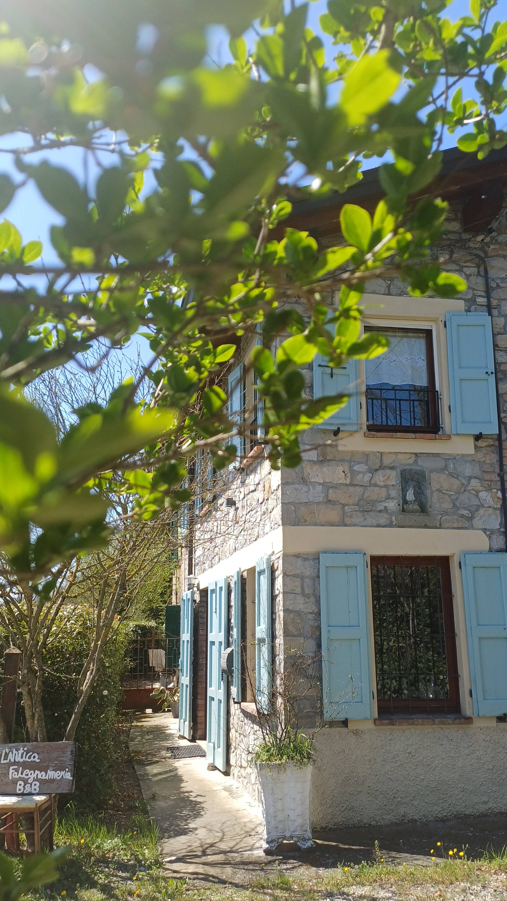 Ingresso della casa in primavera