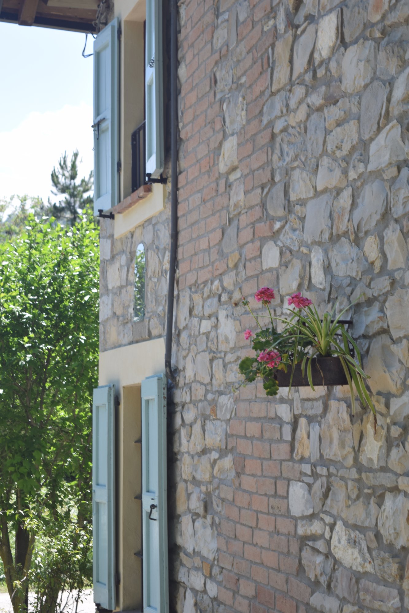 Facciata in pietra con fiori