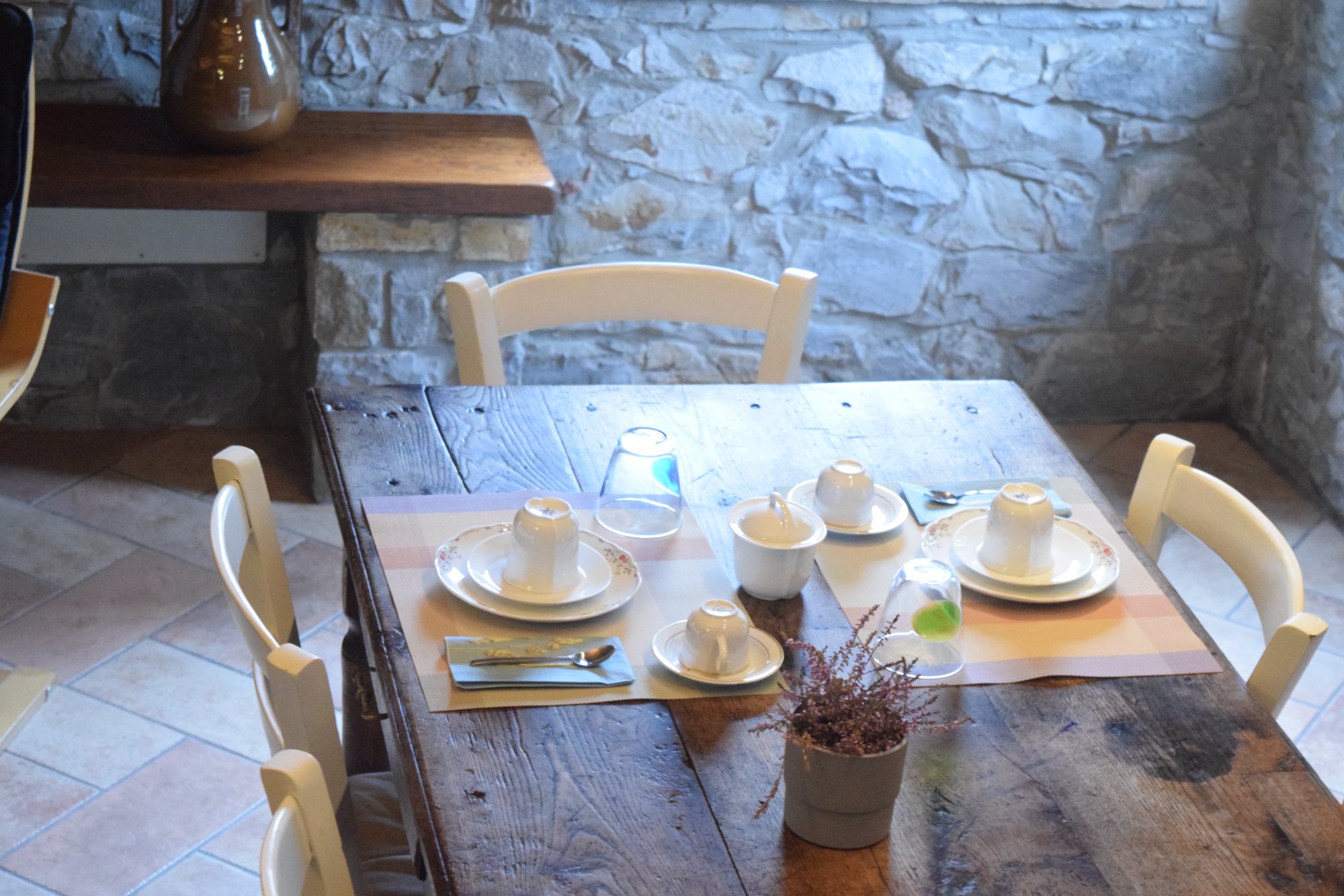 Tavolo colazione con pareti in pietra